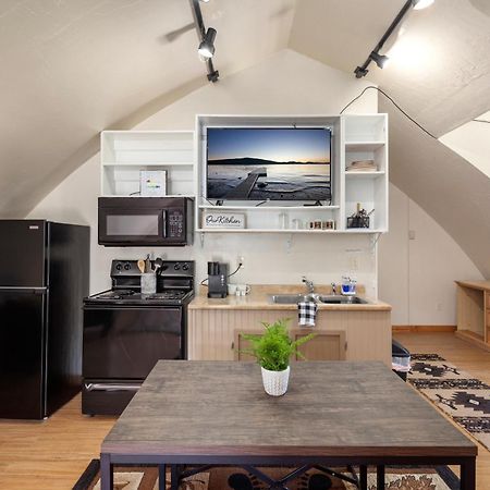 Sky Eco - Glacier General Store And Cabins Coram 外观 照片