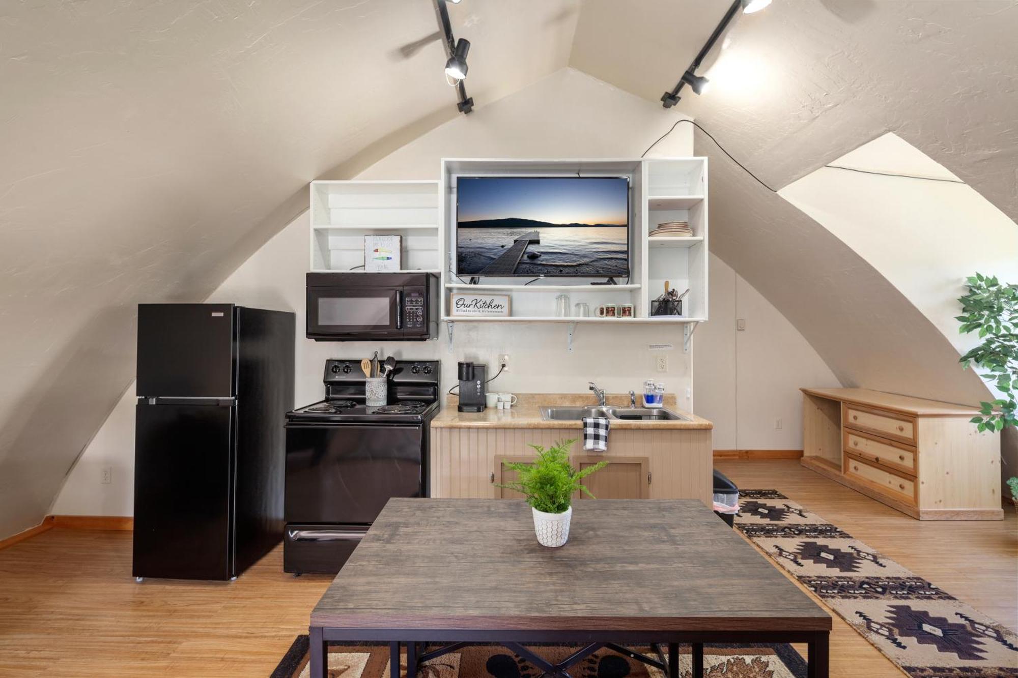Sky Eco - Glacier General Store And Cabins Coram 外观 照片
