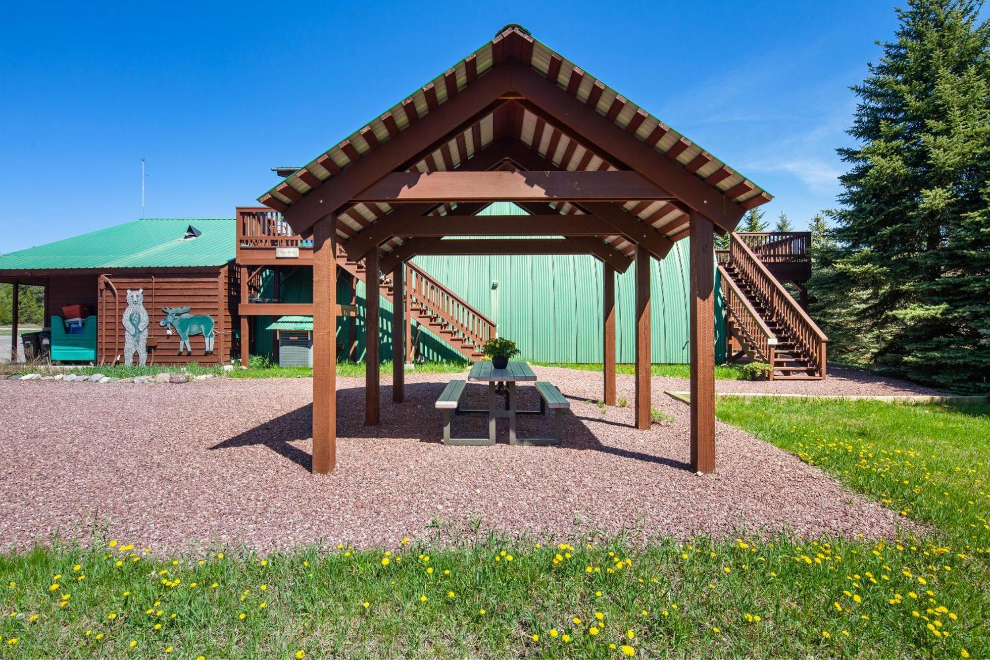 Sky Eco - Glacier General Store And Cabins Coram 外观 照片