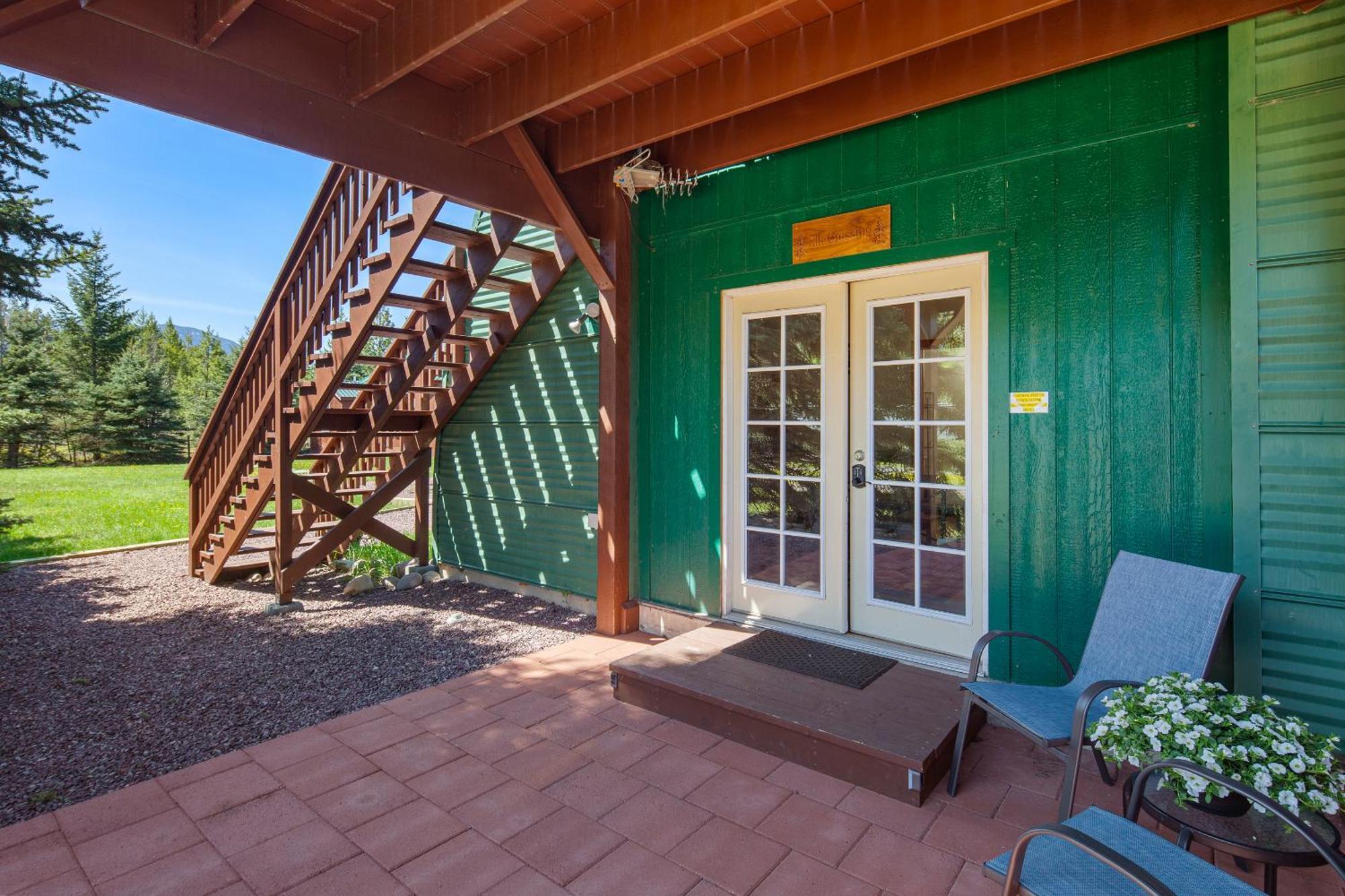 Sky Eco - Glacier General Store And Cabins Coram 外观 照片