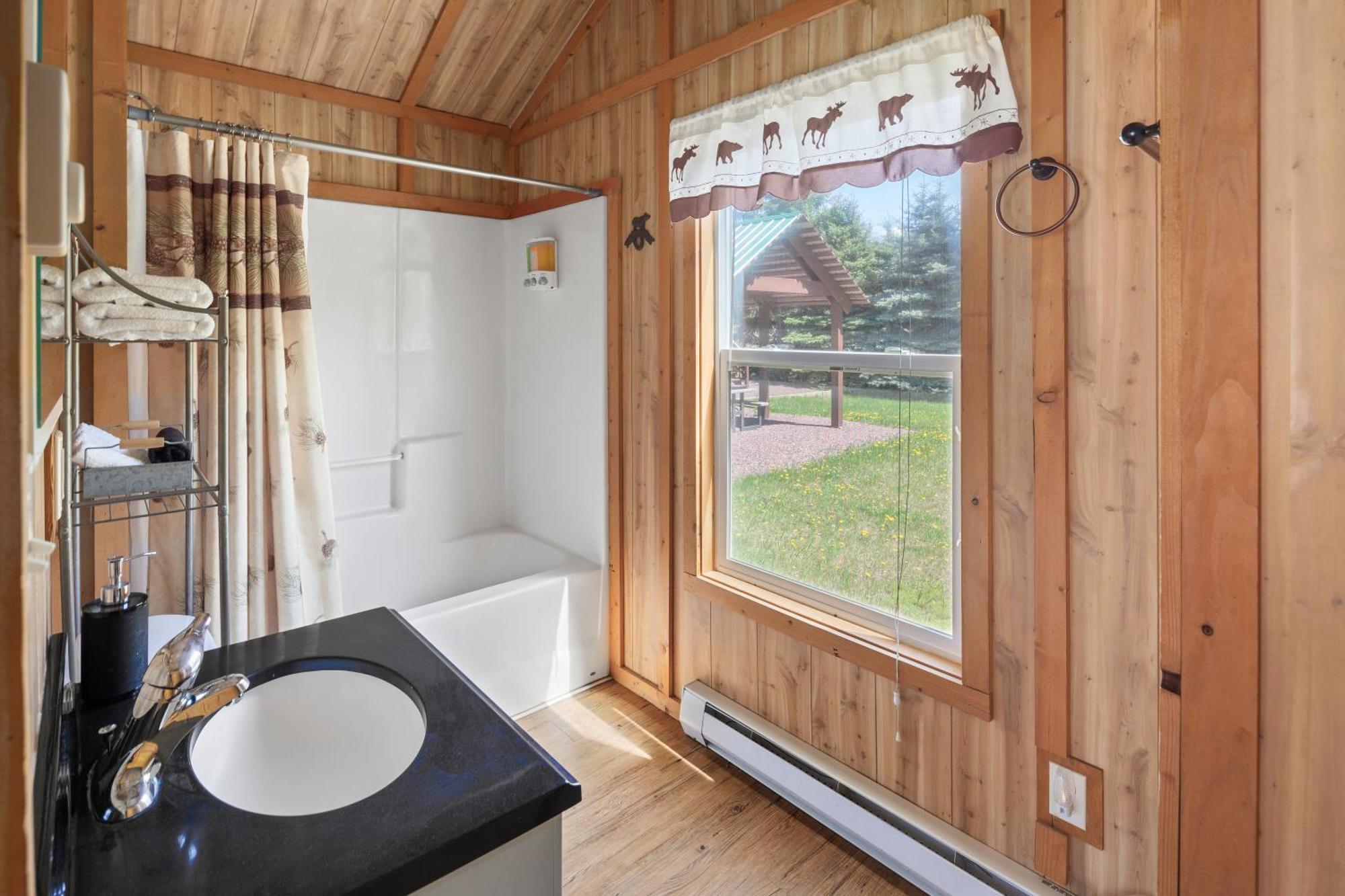 Sky Eco - Glacier General Store And Cabins Coram 外观 照片