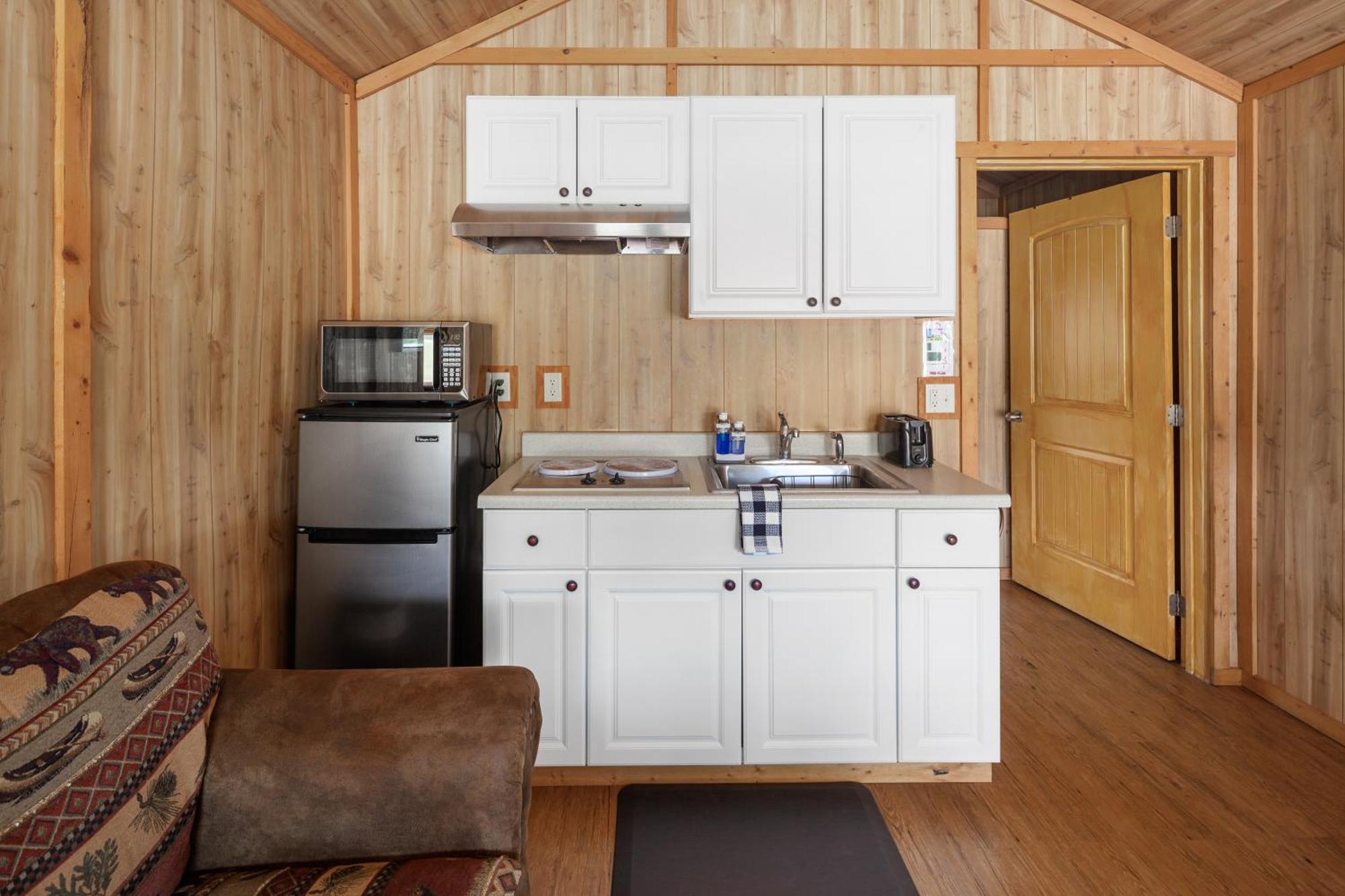 Sky Eco - Glacier General Store And Cabins Coram 外观 照片