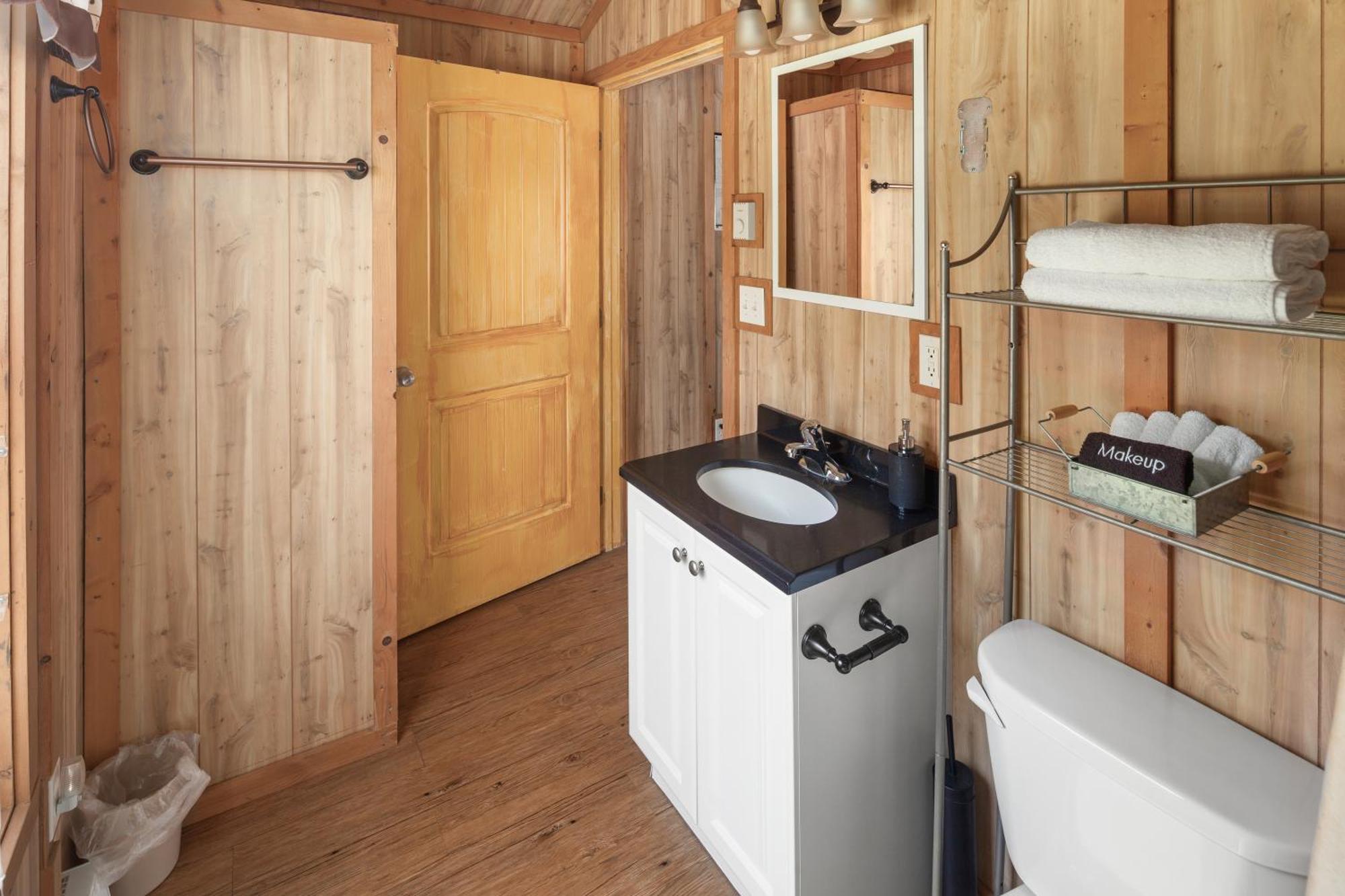 Sky Eco - Glacier General Store And Cabins Coram 外观 照片