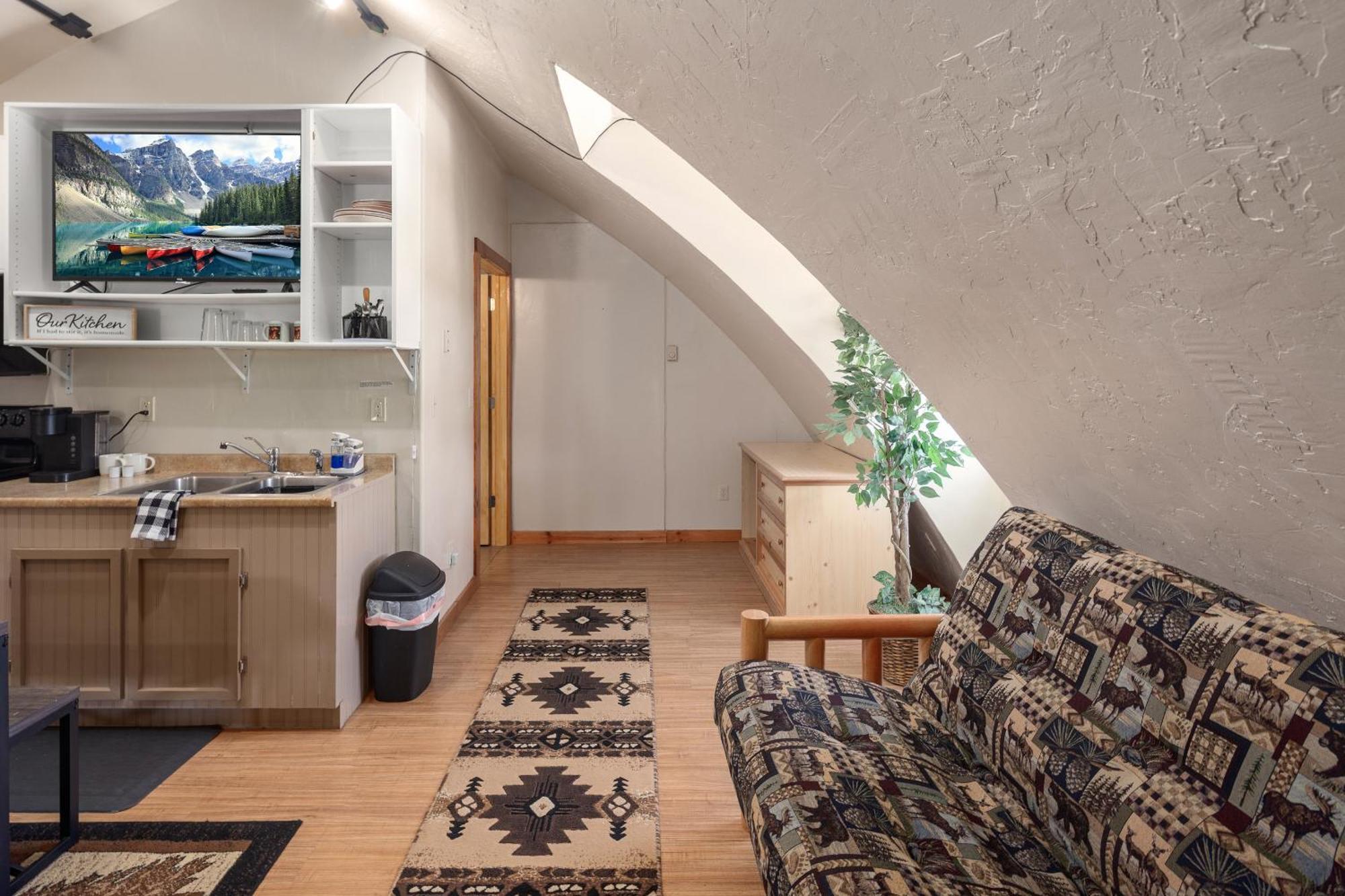 Sky Eco - Glacier General Store And Cabins Coram 外观 照片