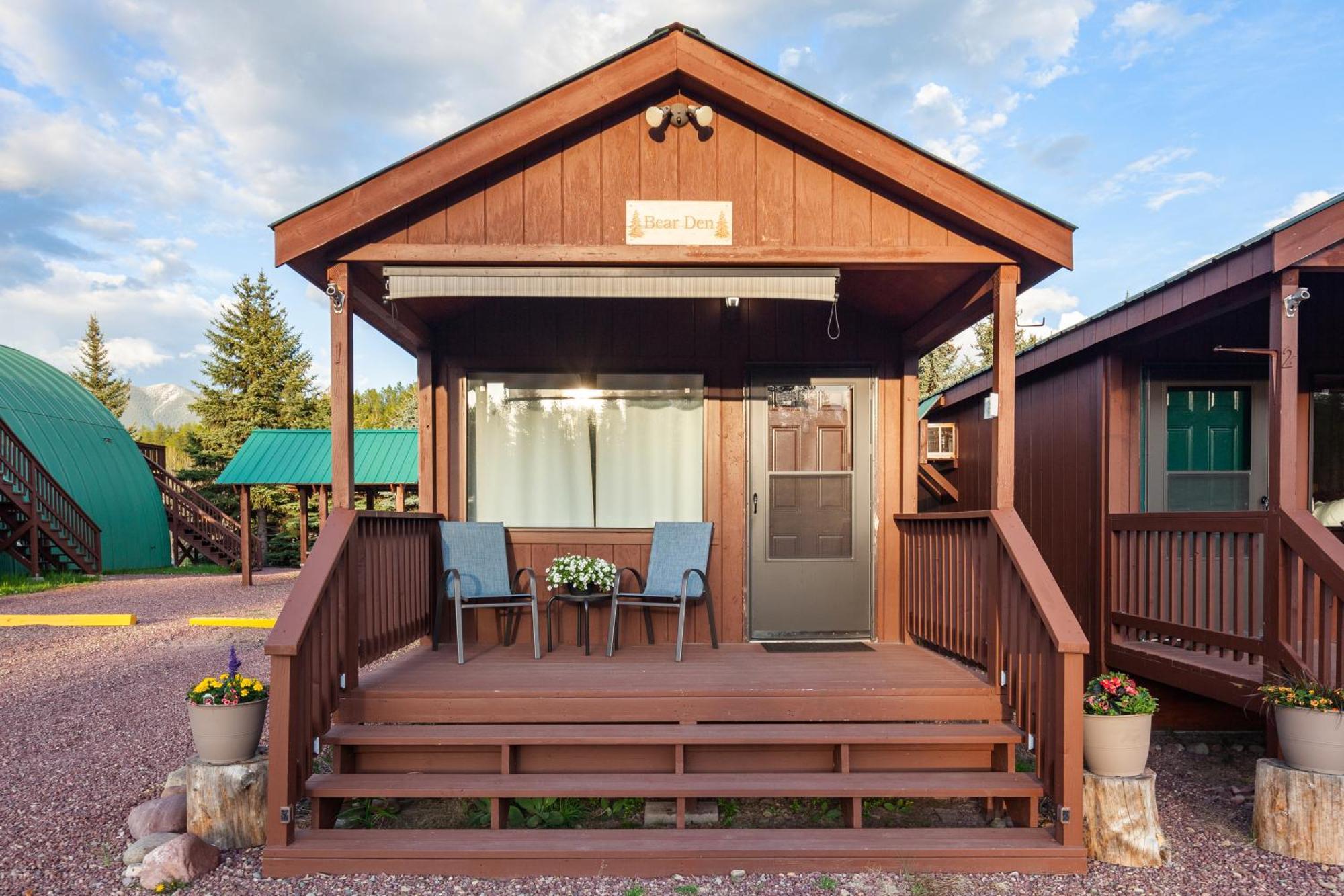 Sky Eco - Glacier General Store And Cabins Coram 外观 照片
