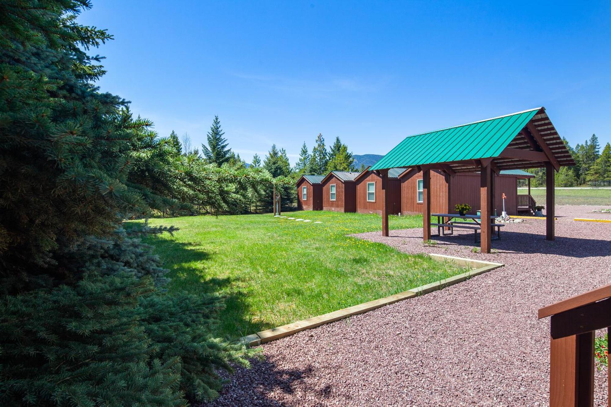 Sky Eco - Glacier General Store And Cabins Coram 外观 照片
