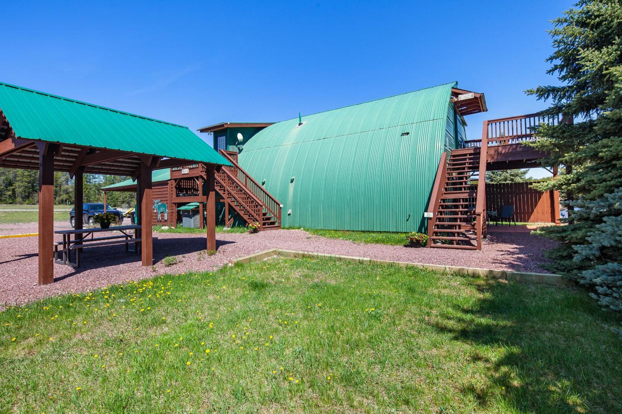 Sky Eco - Glacier General Store And Cabins Coram 外观 照片