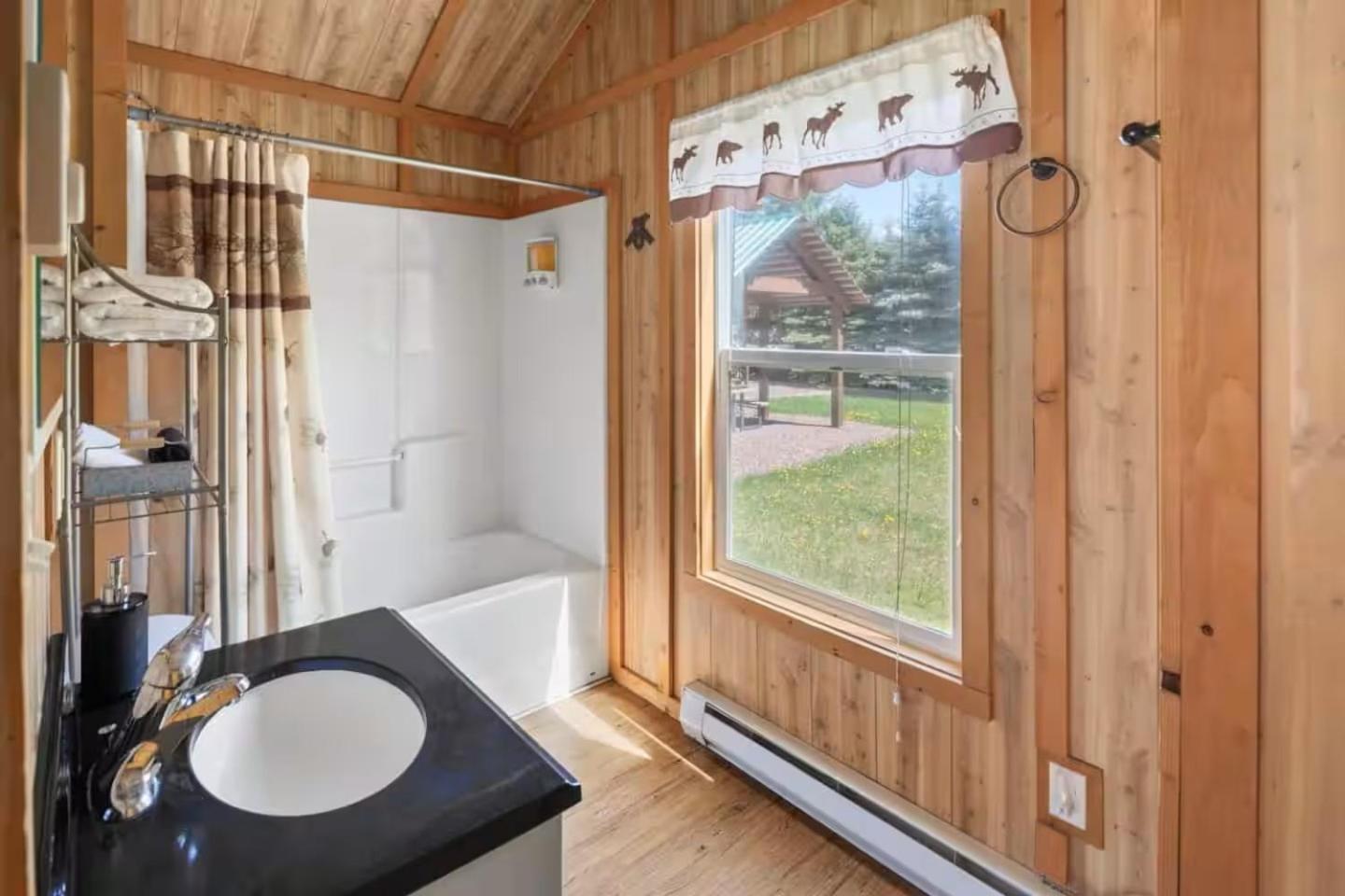 Sky Eco - Glacier General Store And Cabins Coram 外观 照片