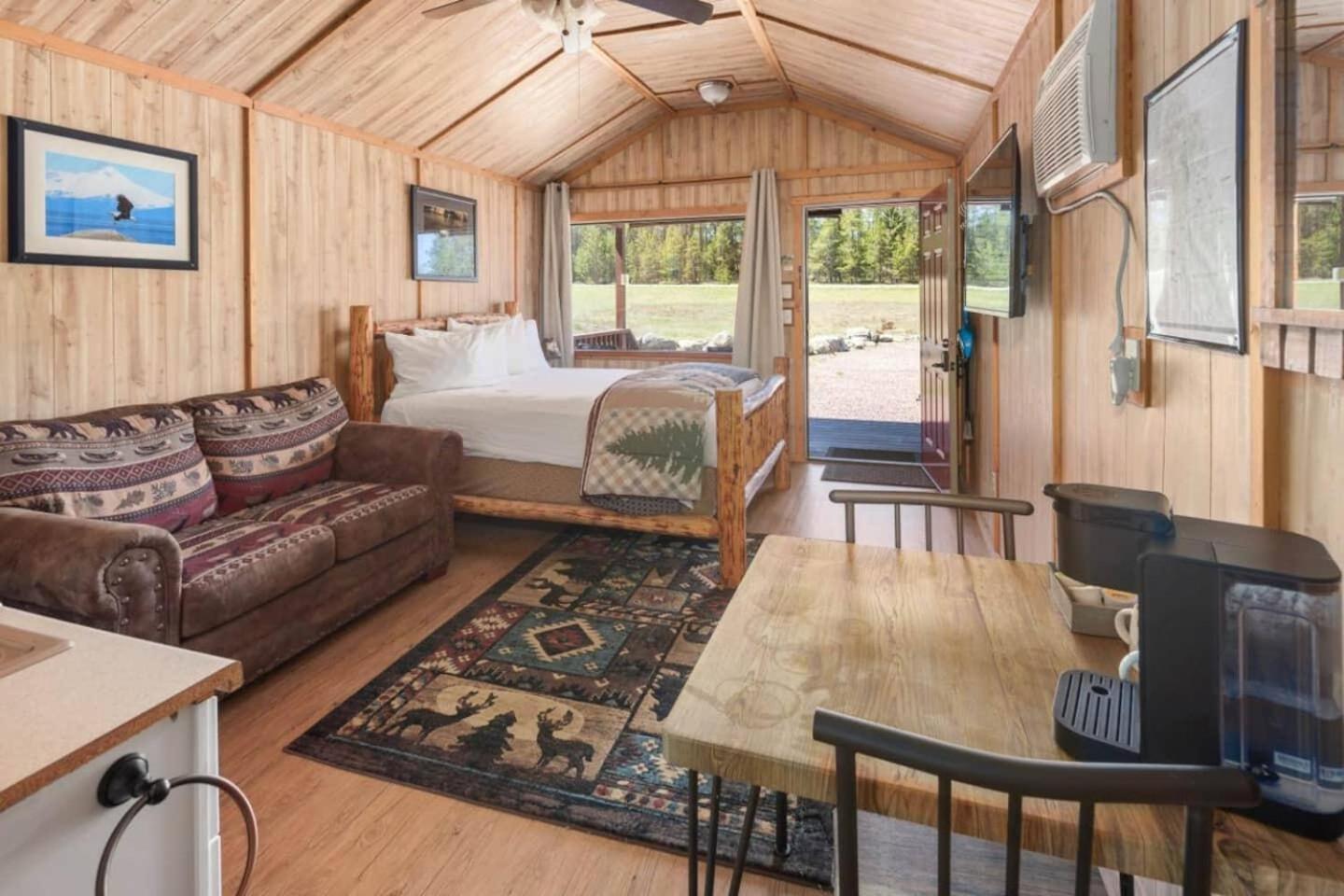 Sky Eco - Glacier General Store And Cabins Coram 外观 照片