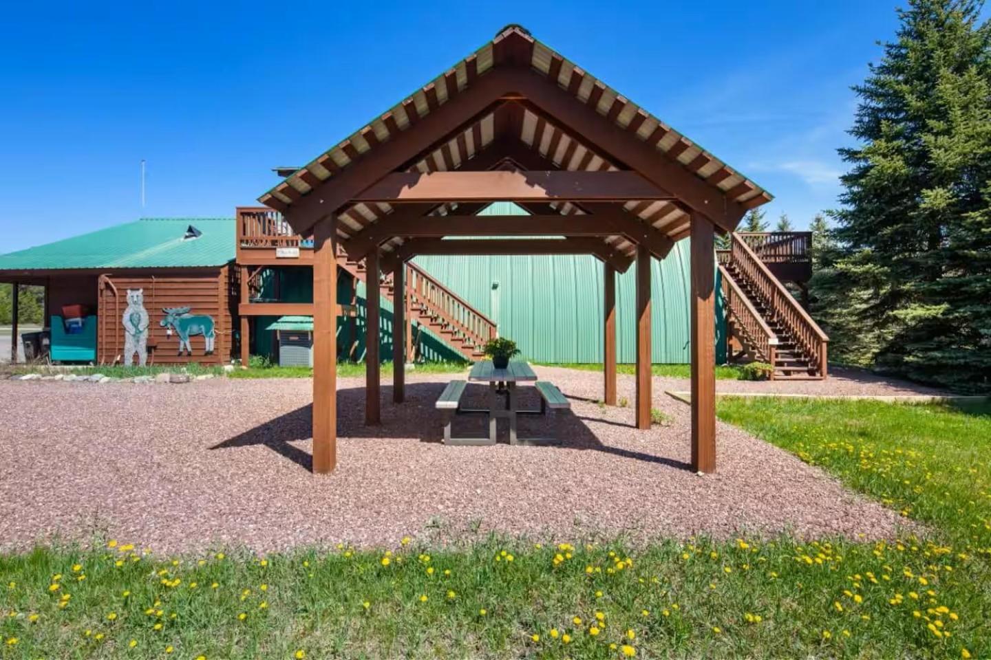 Sky Eco - Glacier General Store And Cabins Coram 外观 照片